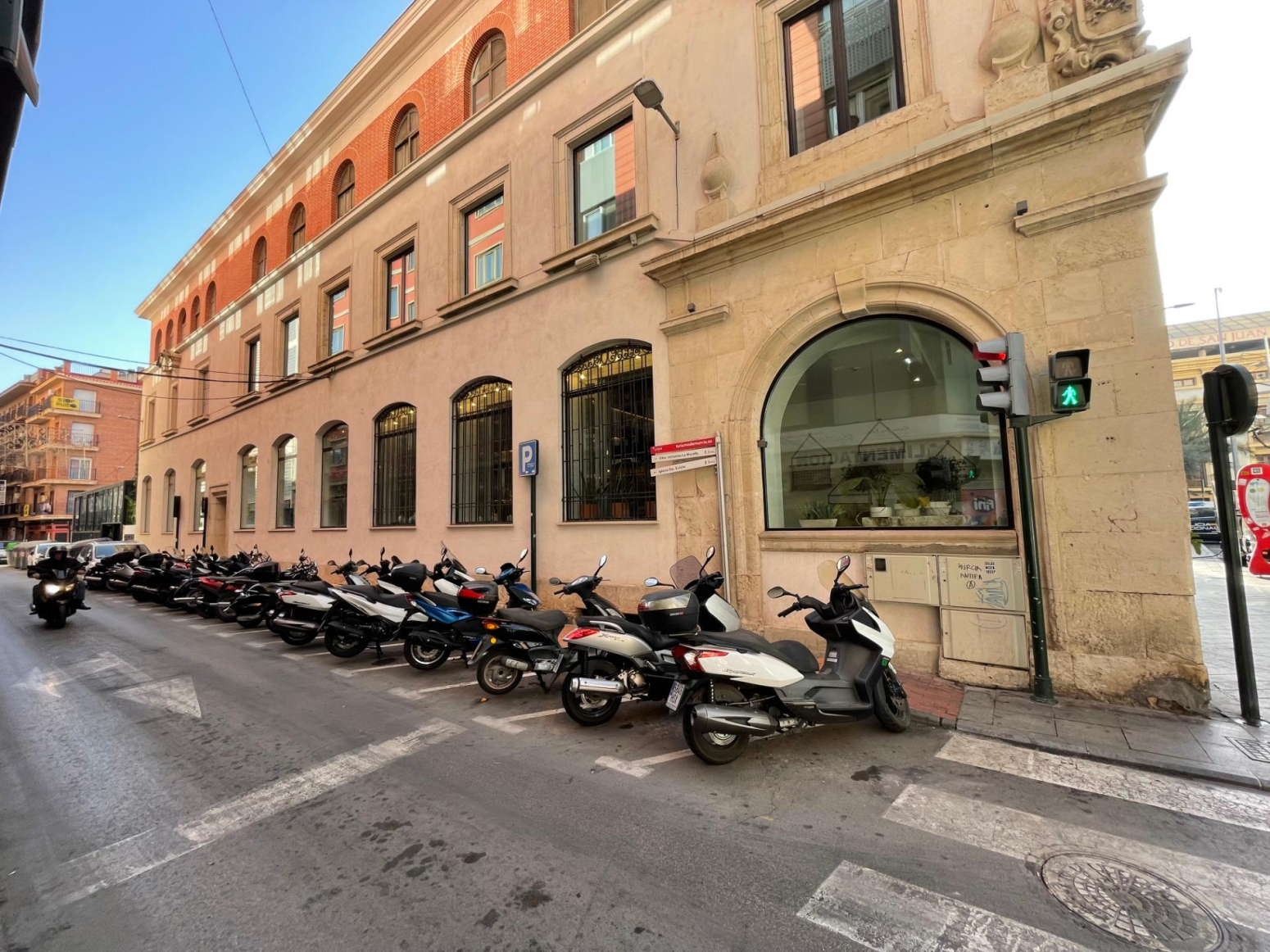 LOCAL COMERCIAL EN EL CORAZÓN DE MURCIA: OPORTUNIDAD EXCEPCIONAL PARA INVERSORES Y EMPRENDEDORES.