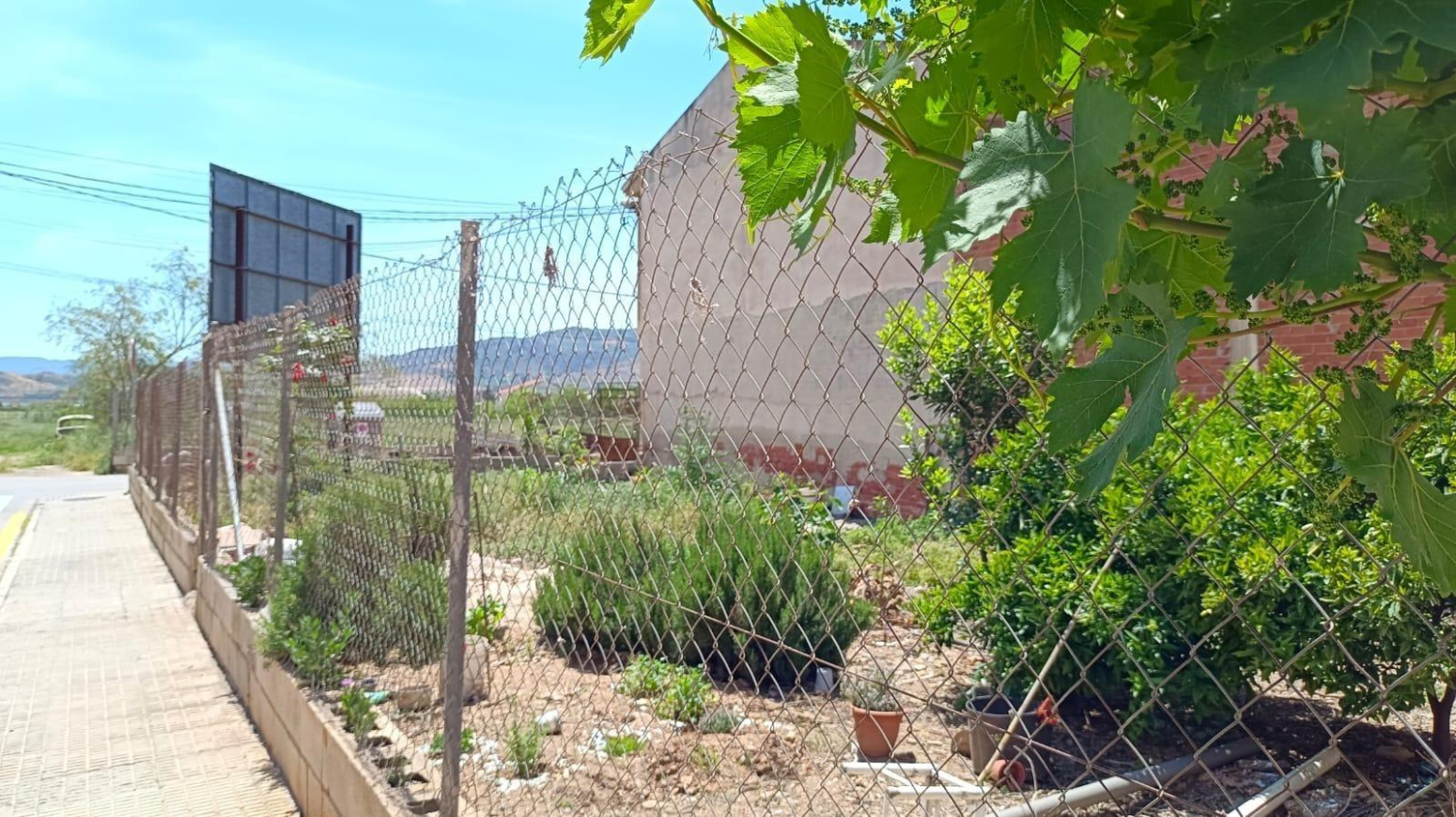 255 m2 DE SOLAR URBANO EN ALQUERIAS. HACIENDO ESQUINA, ORIENTACION SUR Y ESTE.