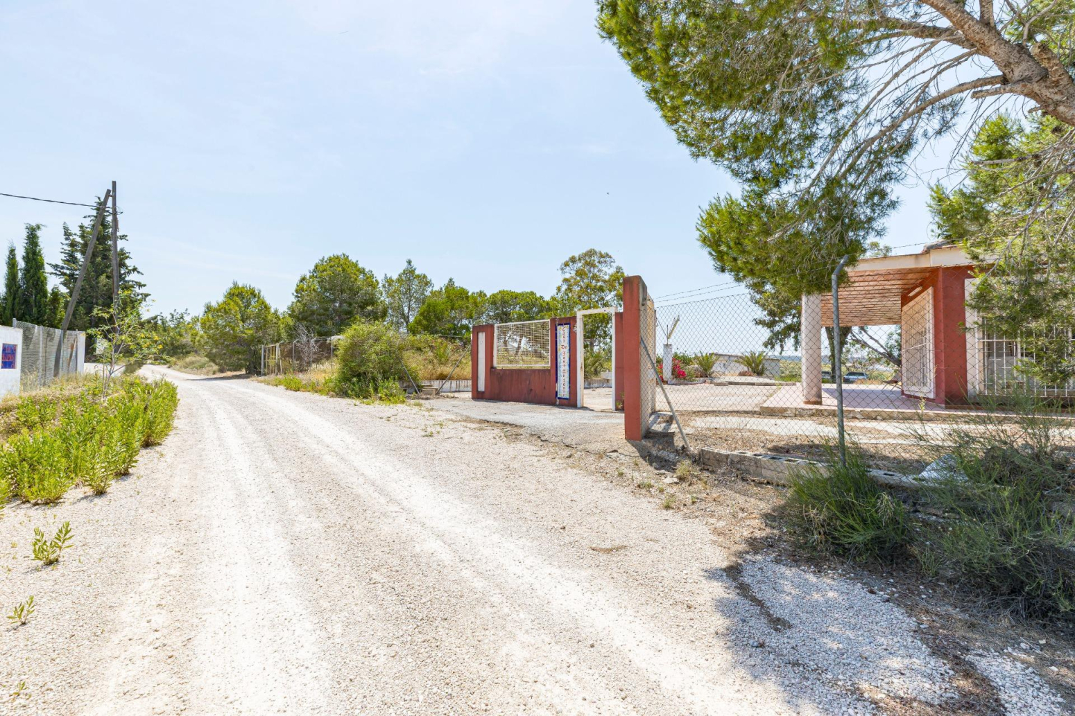 Finca rústica con vivienda de 220 metros construidos, 22.480 m² de terreno y garaje junto a La Alcayna