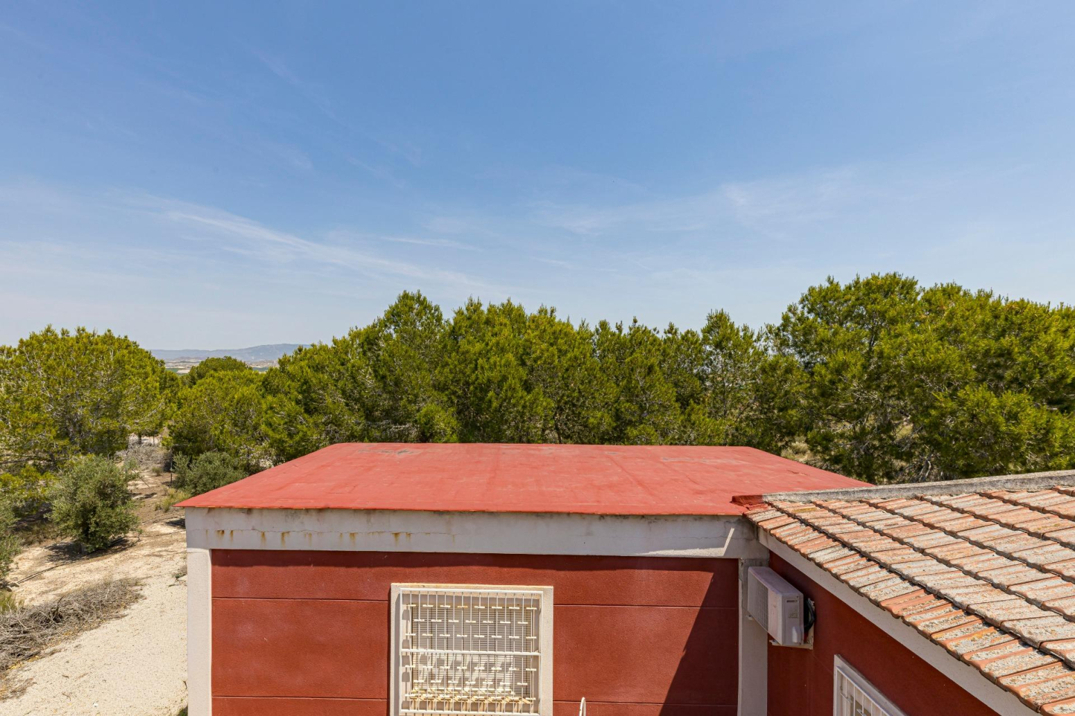 Finca rústica con vivienda de 220 metros construidos, 22.480 m² de terreno y garaje junto a La Alcayna