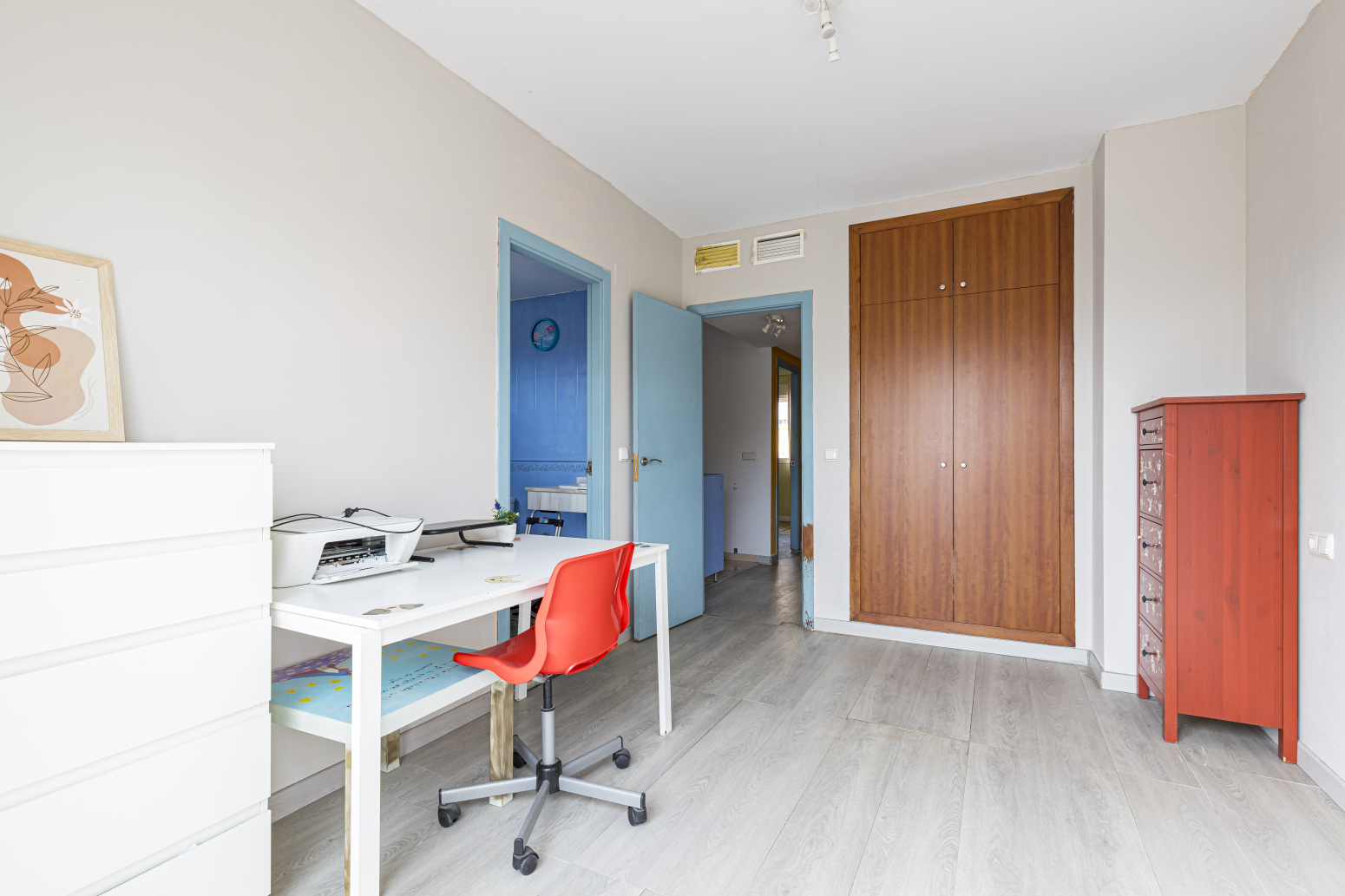 CHALET PAREADO CON JARDÍN PRIVADO EN LA URBANIZACIÓN MONTEPINAR