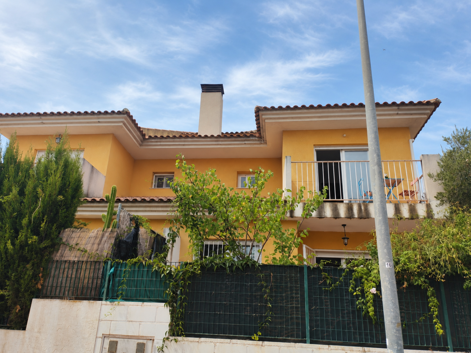 CHALET PAREADO CON JARDÍN PRIVADO EN LA URBANIZACIÓN MONTEPINAR