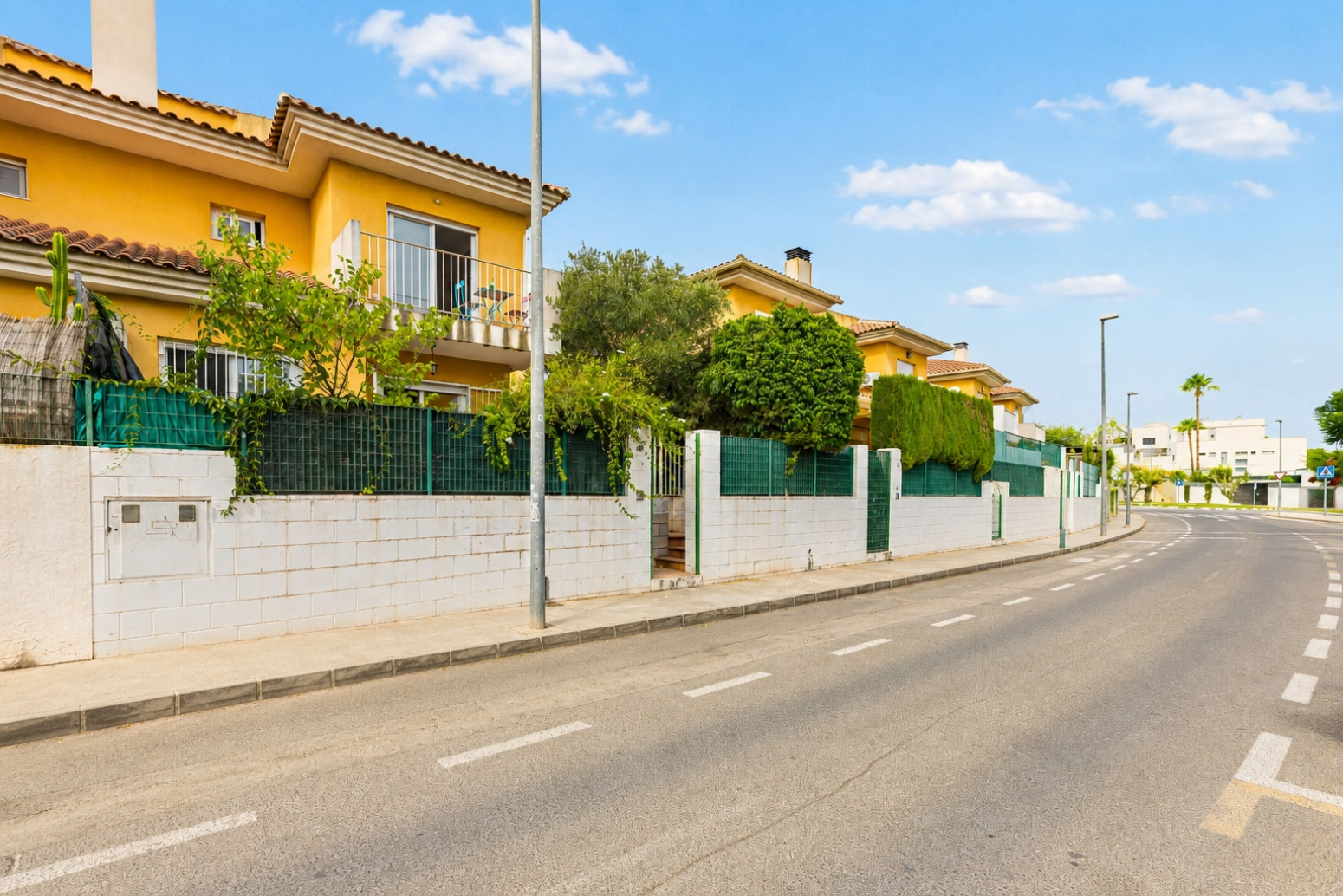 CHALET PAREADO CON JARDÍN PRIVADO EN LA URBANIZACIÓN MONTEPINAR