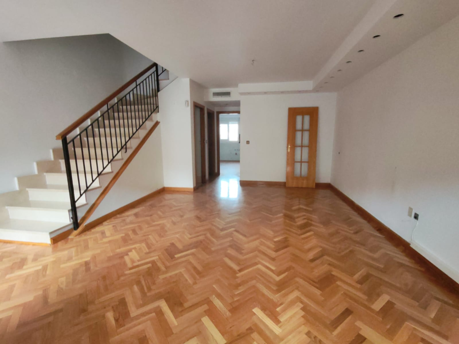 DÚPLEX ADOSADO EN LOS GARRES – 4 DORMITORIOS, TERRAZA Y GARAJE- 0% HONORARIOS PARA EL COMPRADOR