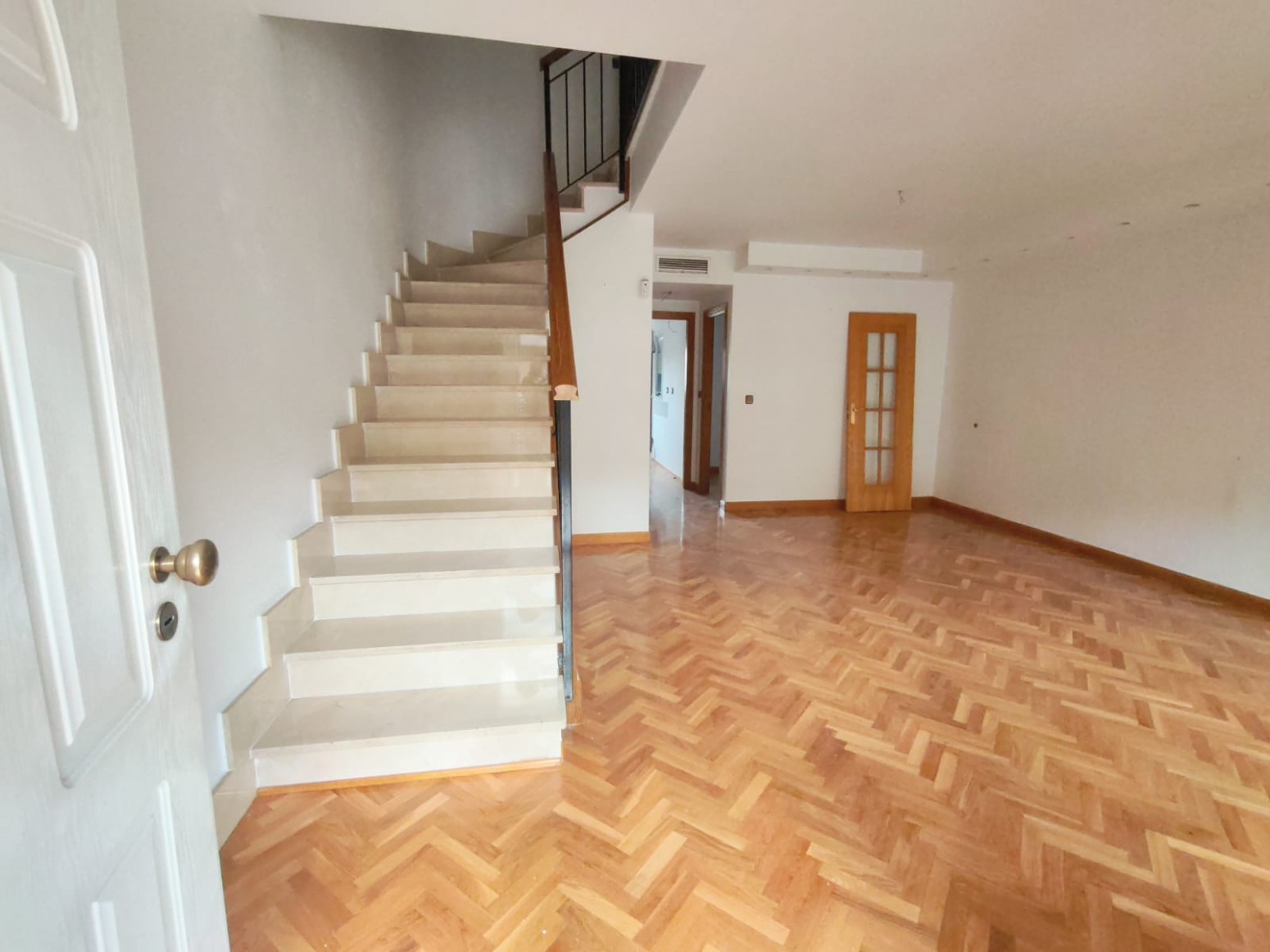 DÚPLEX ADOSADO EN LOS GARRES – 4 DORMITORIOS, TERRAZA Y GARAJE- 0% HONORARIOS PARA EL COMPRADOR