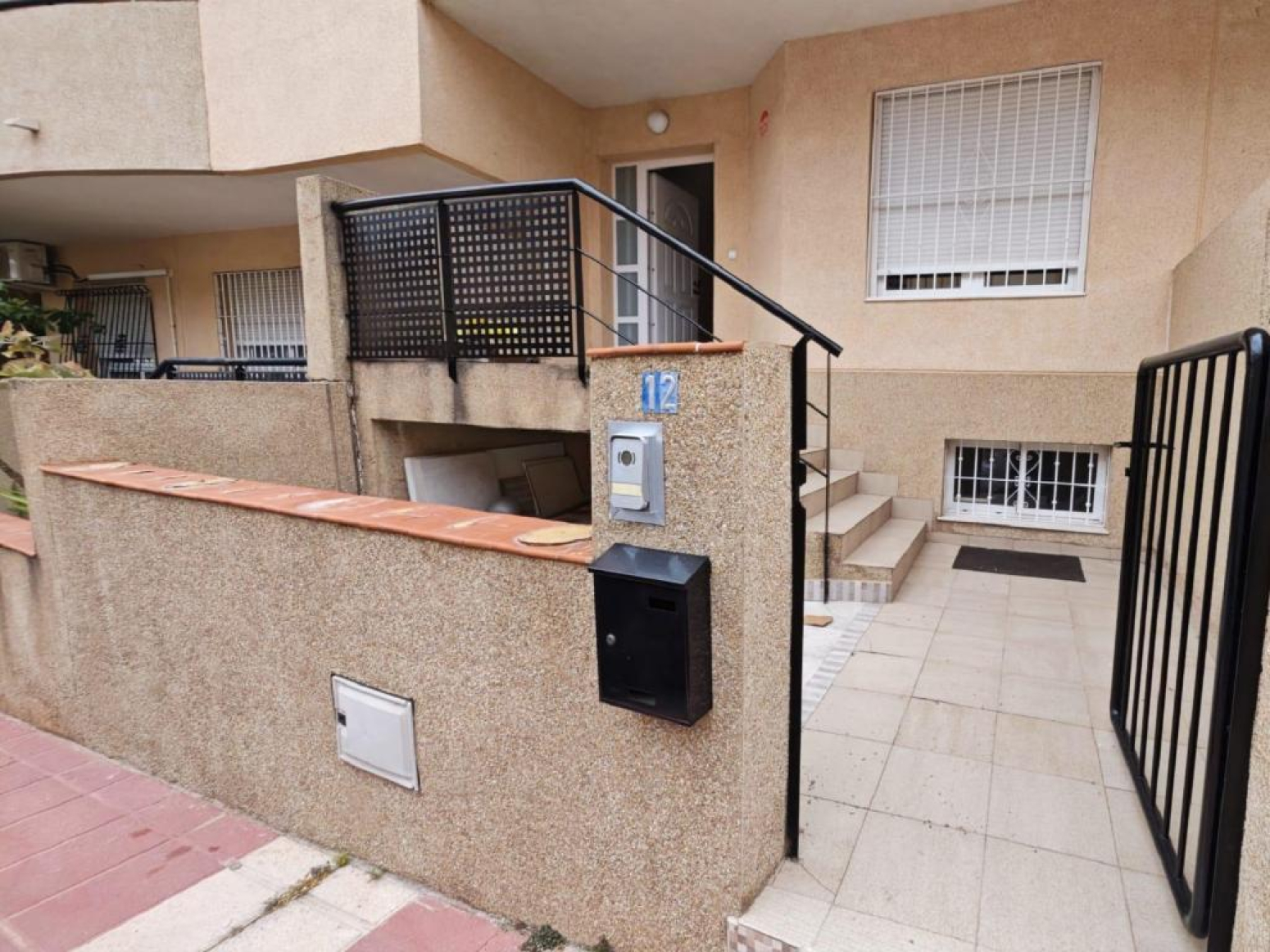DÚPLEX ADOSADO EN LOS GARRES – 4 DORMITORIOS, TERRAZA Y GARAJE- 0% HONORARIOS PARA EL COMPRADOR