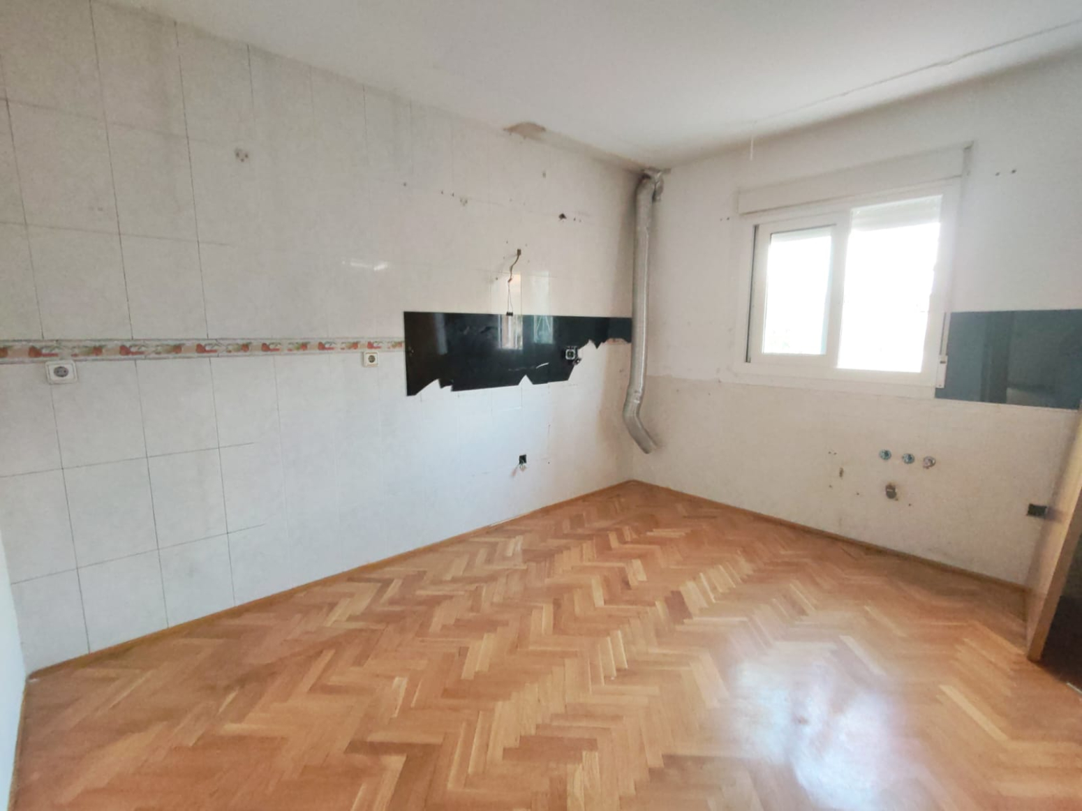 DÚPLEX ADOSADO EN LOS GARRES – 4 DORMITORIOS, TERRAZA Y GARAJE- 0% HONORARIOS PARA EL COMPRADOR