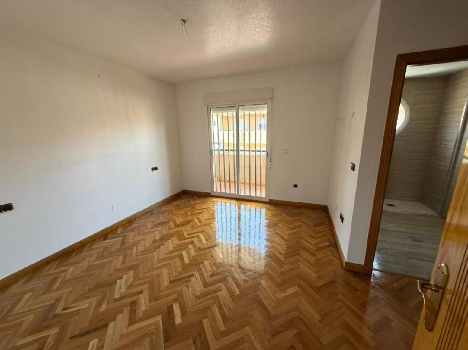 DÚPLEX ADOSADO EN LOS GARRES – 4 DORMITORIOS, TERRAZA Y GARAJE- 0% HONORARIOS PARA EL COMPRADOR