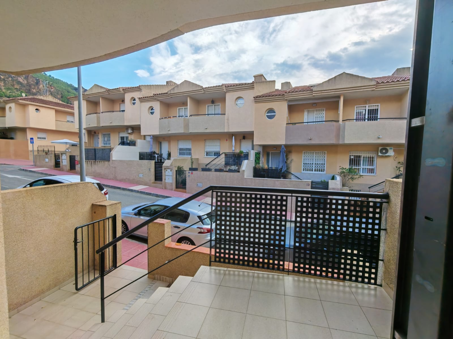 DÚPLEX ADOSADO EN LOS GARRES – 4 DORMITORIOS, TERRAZA Y GARAJE- 0% HONORARIOS PARA EL COMPRADOR