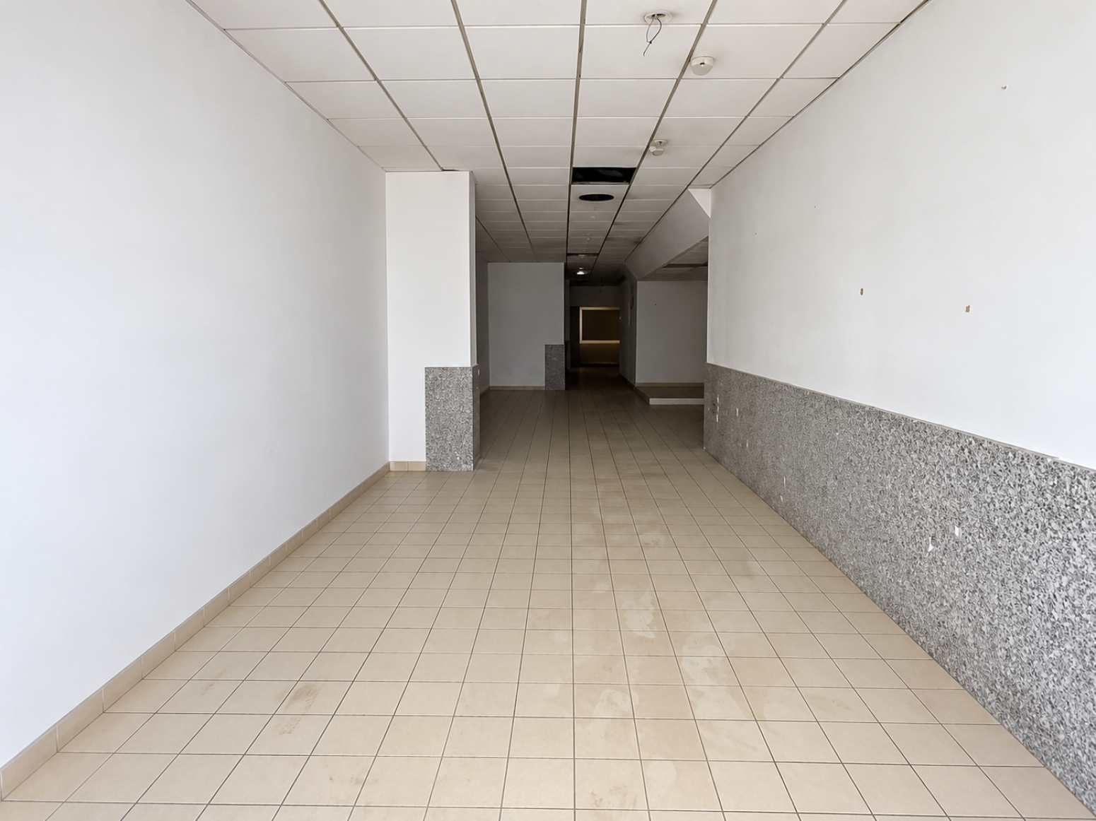 Local comercial en pleno centro de Murcia con fachada y posibilidad de acceso a dos calles de 212 m²