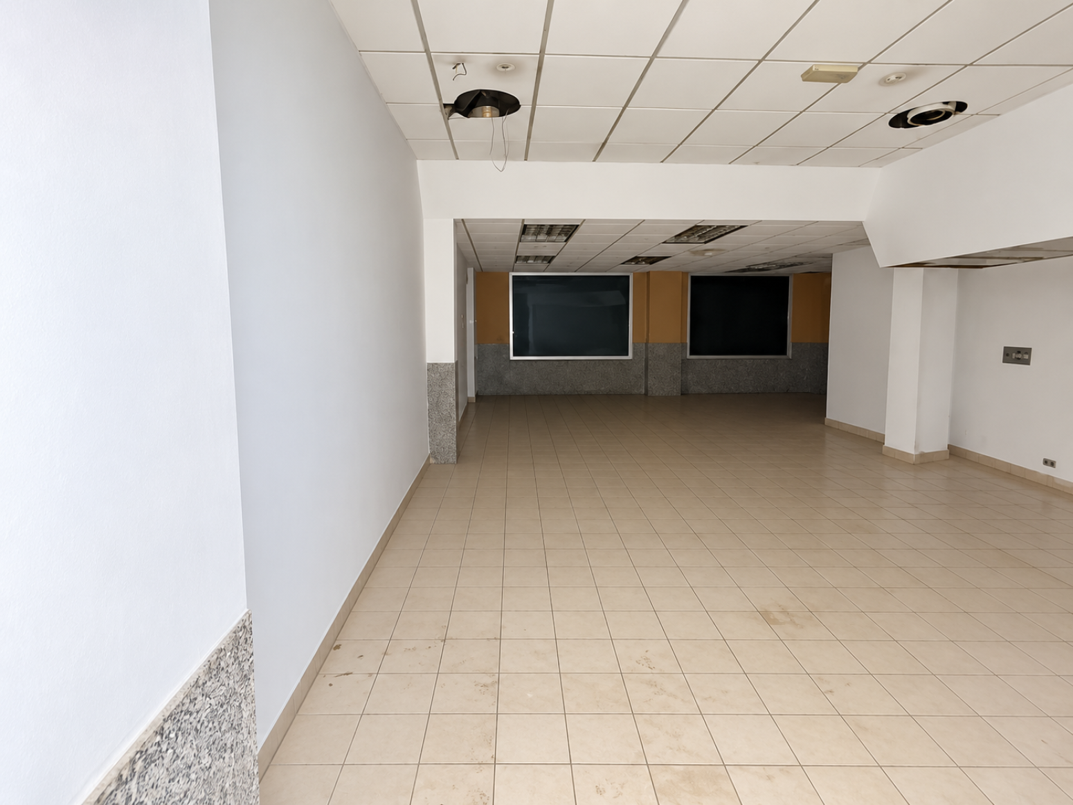 Local comercial en pleno centro de Murcia con fachada y posibilidad de acceso a dos calles de 212 m²